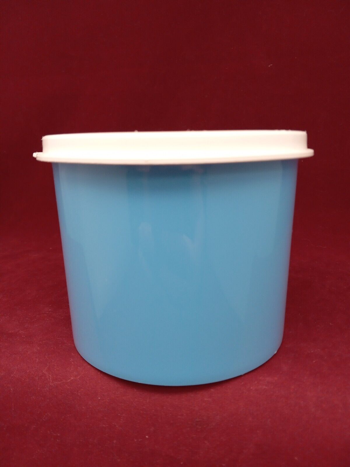 Tupperware Blue Round Container 4623B-2 With White Lid