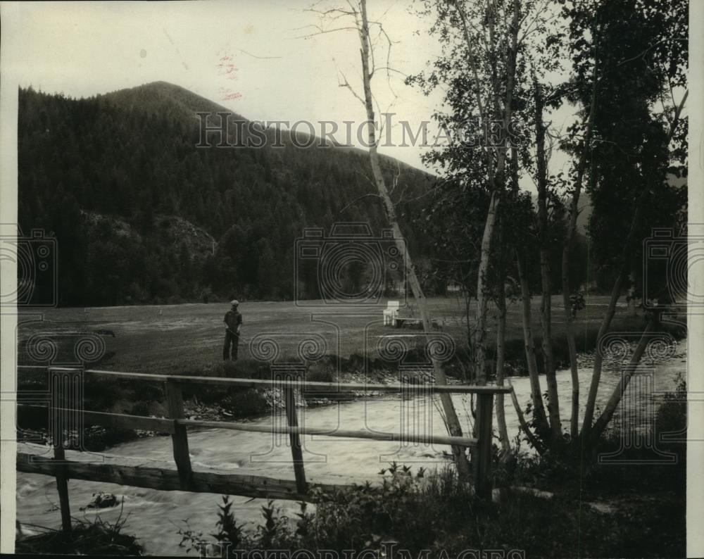 1948 Press Photo Visitor at the edge of Kellogg Golf Course fairways, Idaho