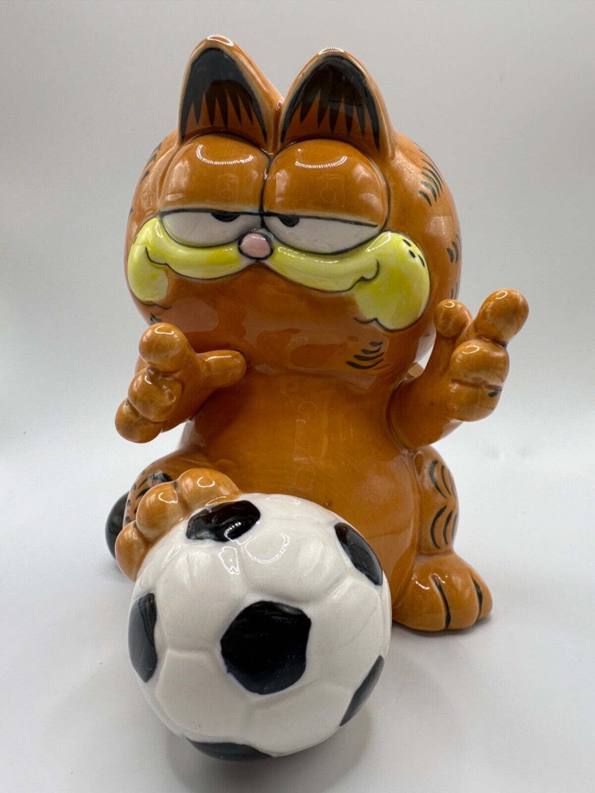 Garfield The Cat Bank Figurine Enesco Jim Davis Soccer Cat Korea 1981 5.5”