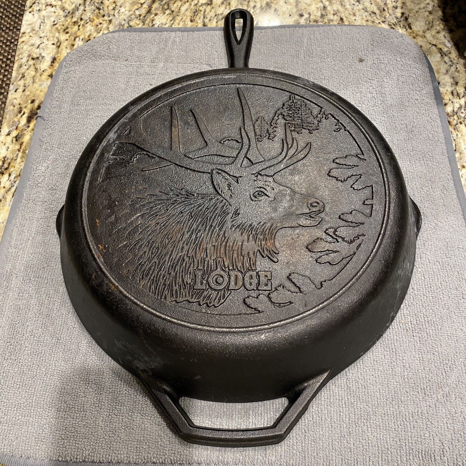 Lodge 12” Elk Cast Iron Skillet with Red Silicone Handle NWT Wildlife Series HTF