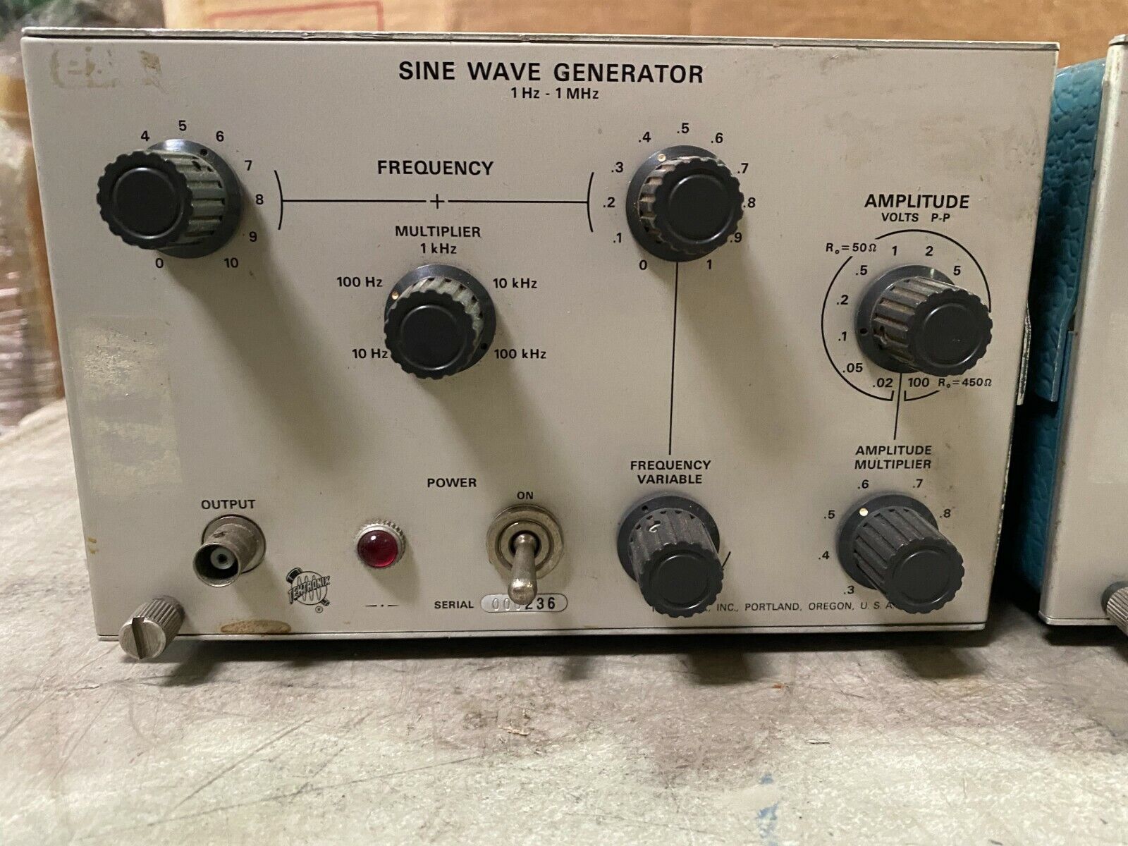 Tektronix Sine Wave Generator - Function / Signal / Pulse / Sweep Generator