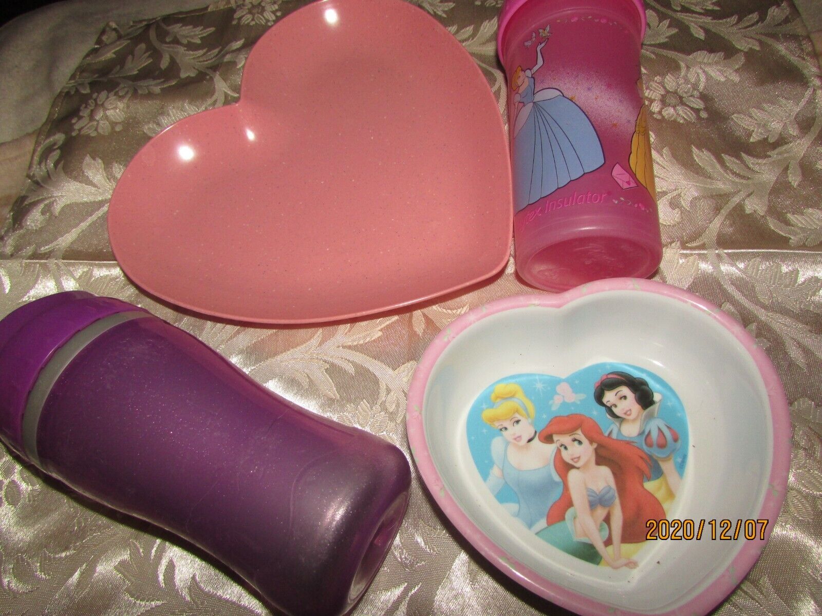 CHILD\'S DISHES Disney girls on 2, 1 heart plate & bowl, 2 sippy cups (ebay/toys)
