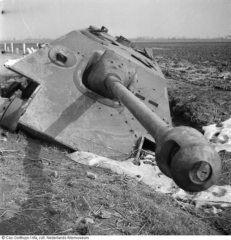 World War Two WW2 WWII Photo Brits Inspect German Jagdpanther Knocked Out   4401