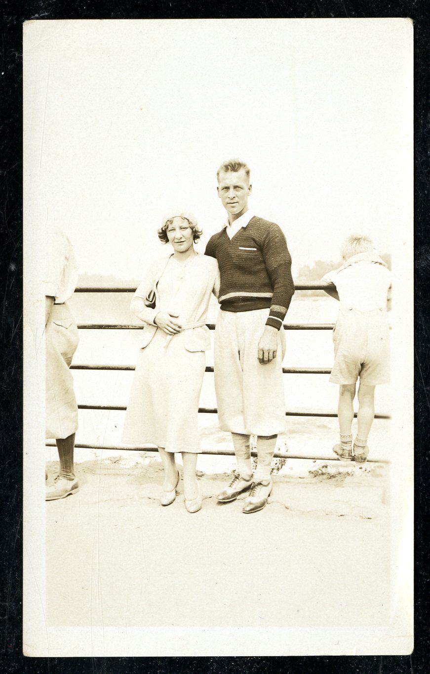 Vintage Photo FASHION CONCIOUS LOVING COUPLE 1932 EARLY AMERICANA 