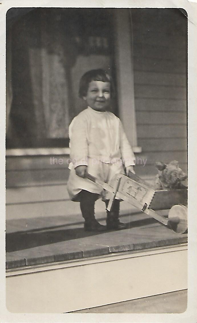 YOUNG CHILD Toddler FOUND PHOTO Original BLACK+WHITE Snapshot VINTAGE 211 66 J