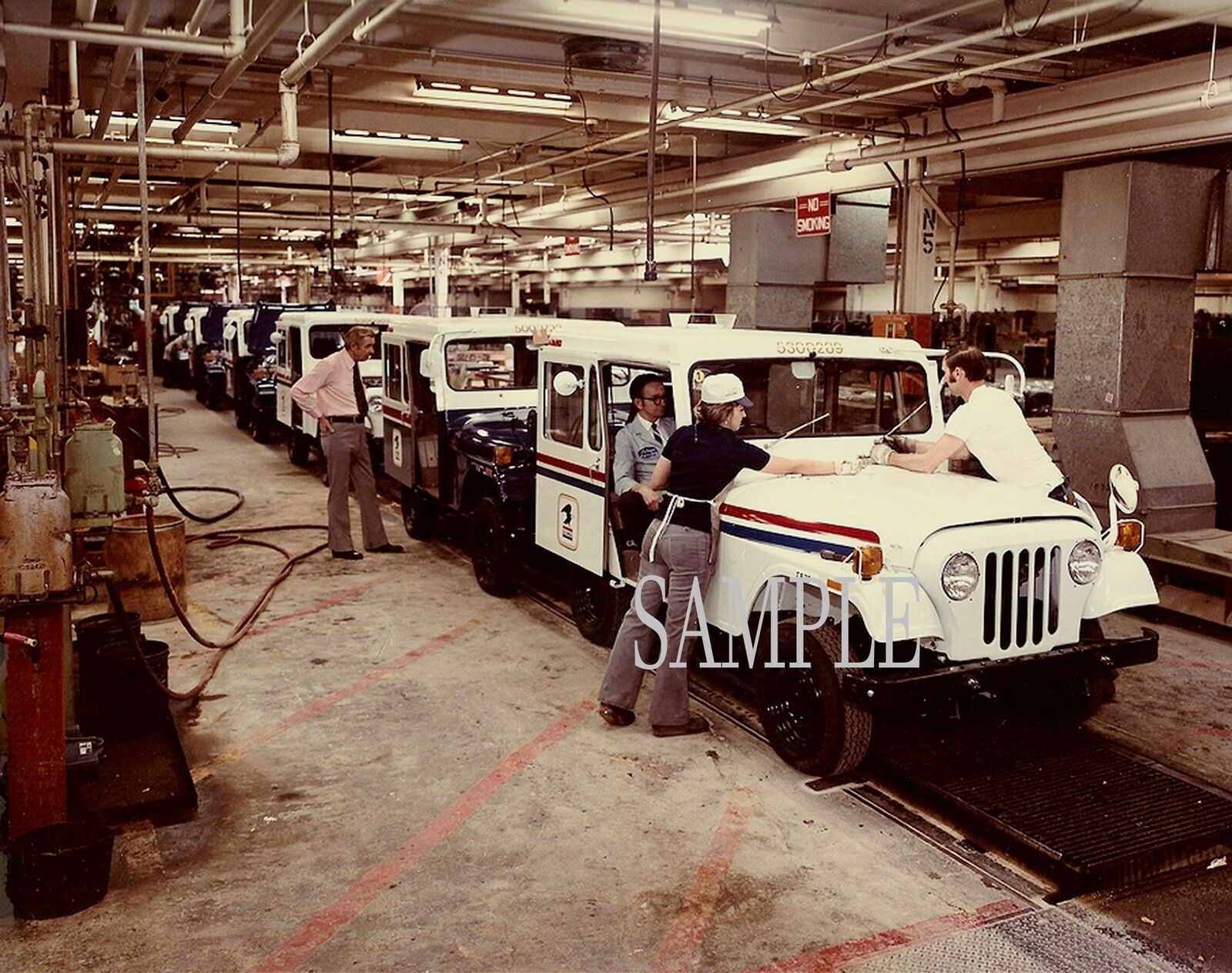 Early 1970s US MAIL JEEP ASSEMBLY LINE Photo  (163-a)