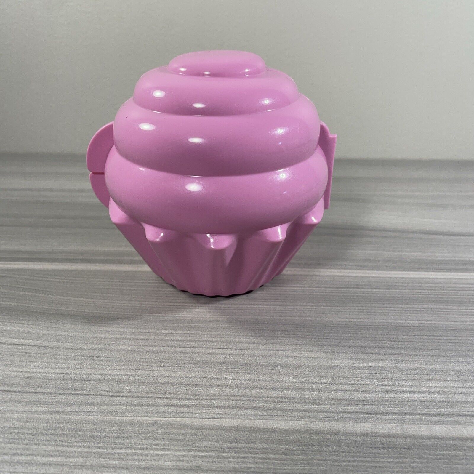 New Tuppetware Pink Cupcake Muffin Keeper Holder Forget-me-not Container