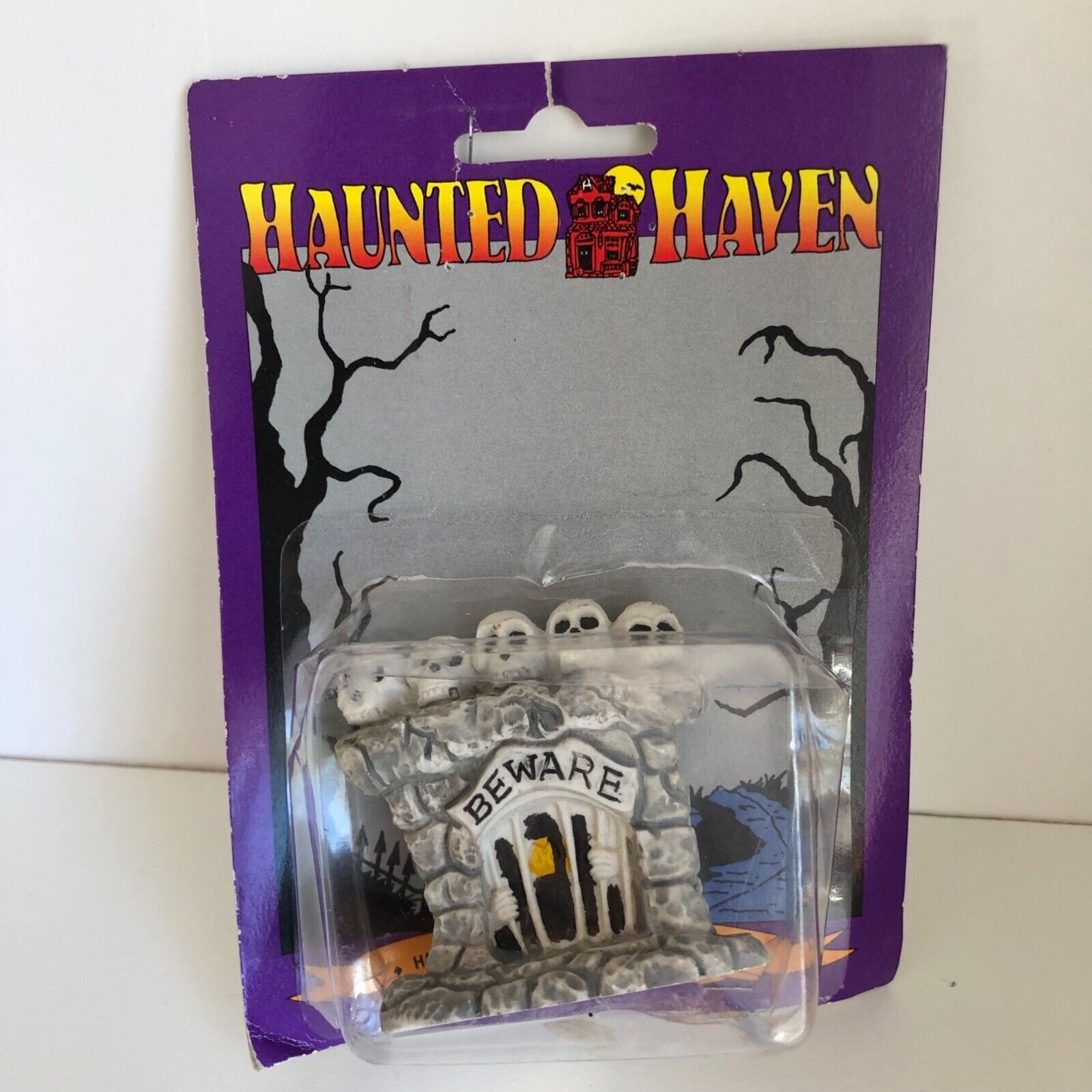Vtg Halloween Scene Haunted Haven Skeleton Heads Graveyard Village Accessory