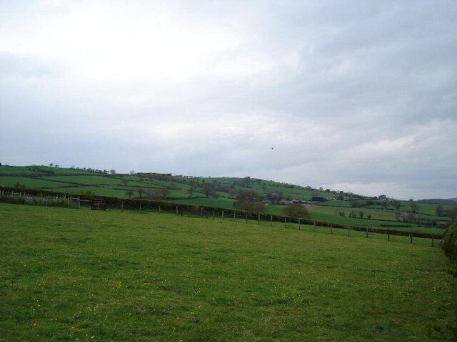 Photo 6x4 Prion Isa fields Pant-pastynog Rolling fields leading to the hi c2006