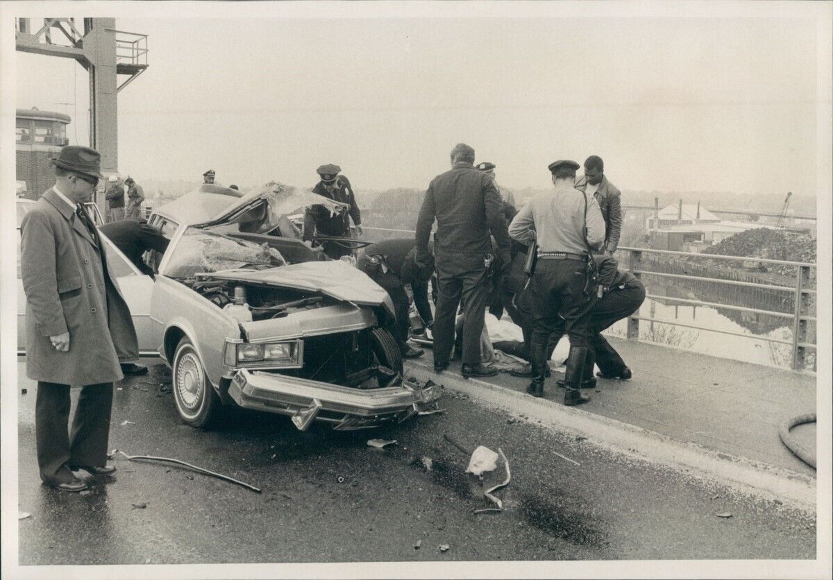 1977 Press Photo Police on Scene Wrecked Car on Bridge New England Thruway