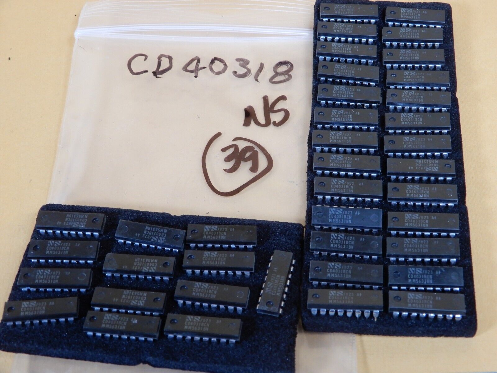National Semiconductor CD4031BCN 16 Pin IC\'s Qty 39 NOS