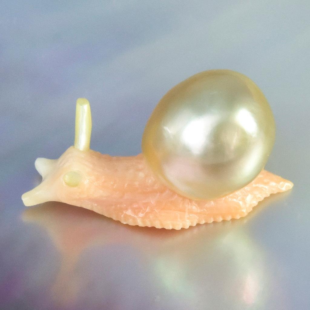 South Sea Baroque Pearl & Carved Apricot Syrix Trumpet Shell Snail Design 1.82 g
