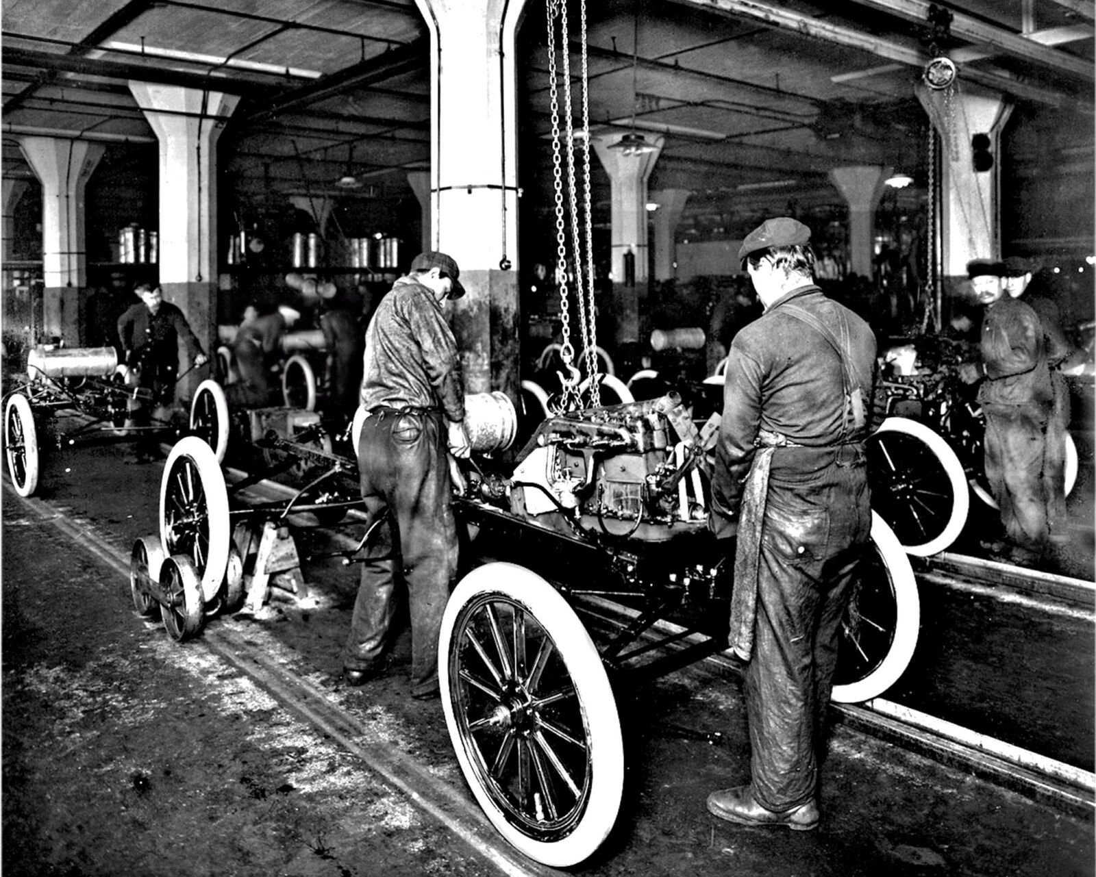 1920s FORD MODEL T FACTORY WORKERS IN DETROIT 8.5X11 Photo
