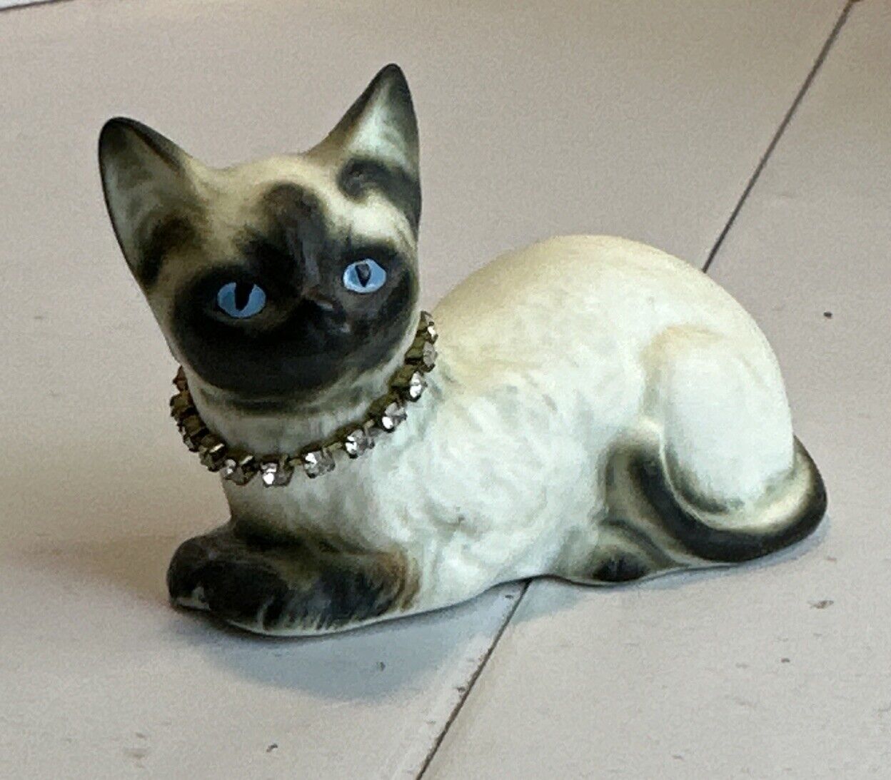 small Enesco Siamese cat Blue Eyes  1989 with rhinestone collar 3” By 2”