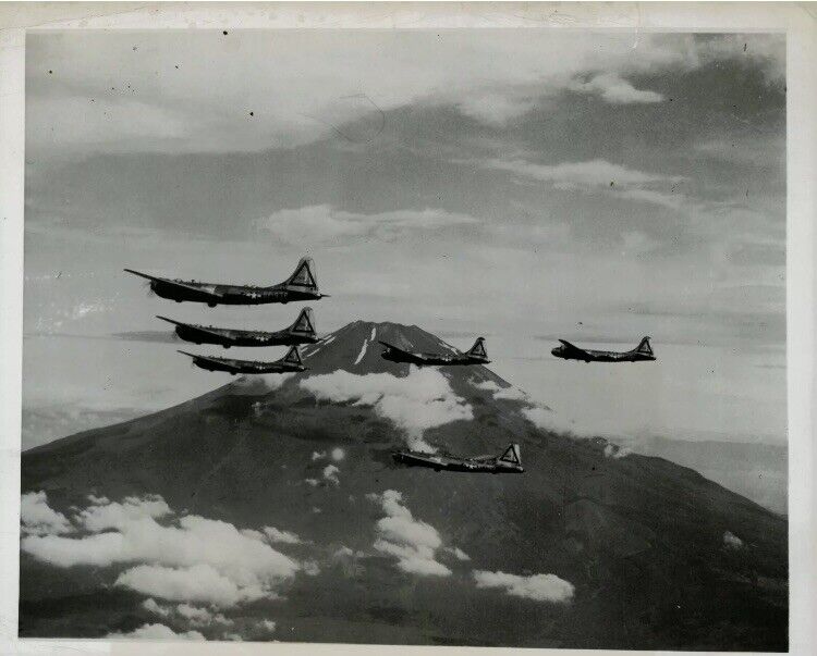 1949 Press Photo Flight of B-29 Bombers Flying over Mt. Fuji, in Japan