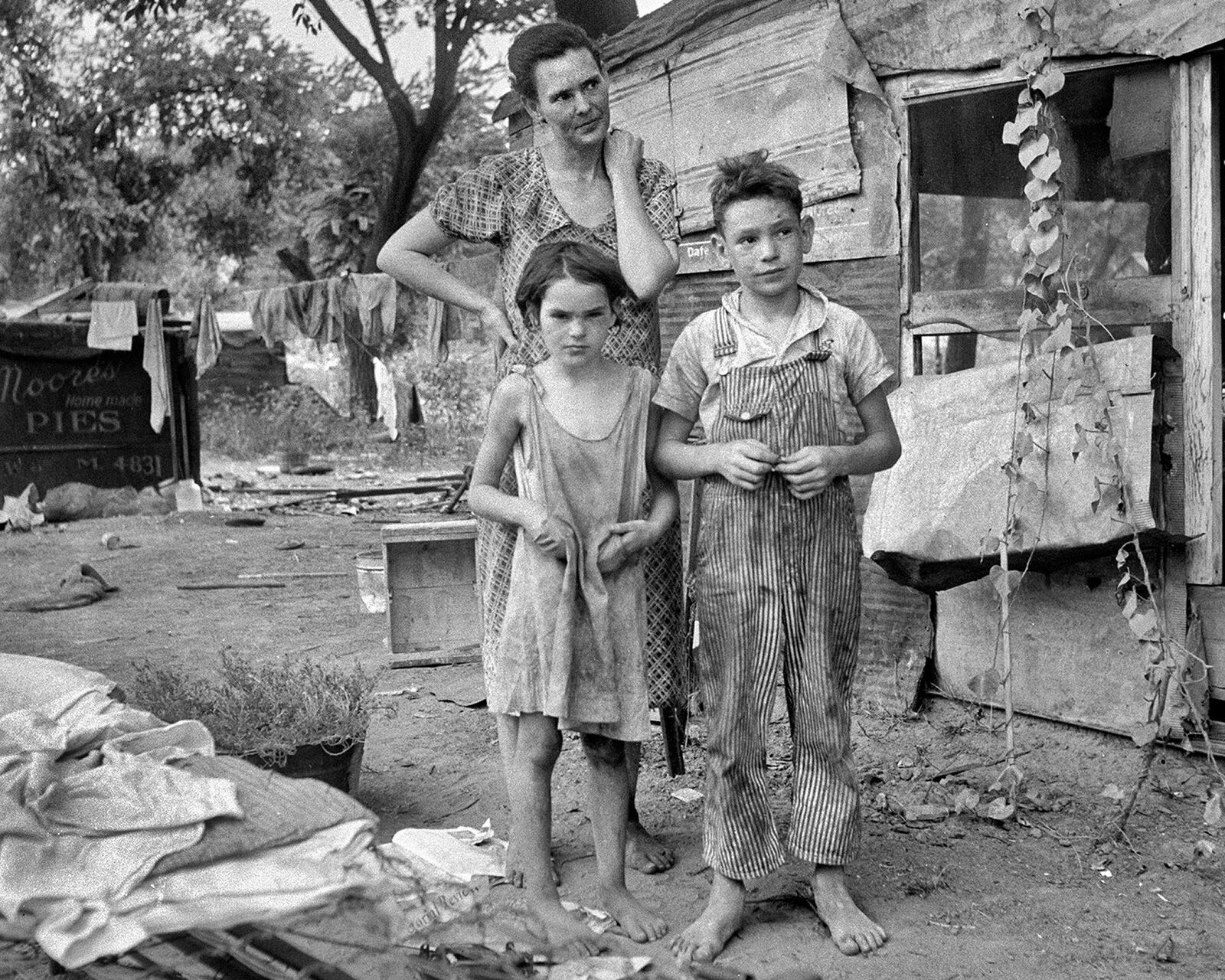1936 DEPRESSION ERA FAMILY Photo  (195-K)