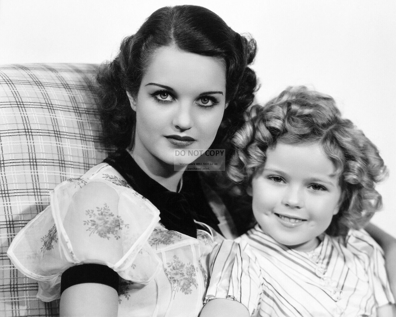 SHIRLEY TEMPLE & ROCHELLE HUDSON IN \'CURLY TOP\' - 8X10 PUBLICITY PHOTO (AZ017)
