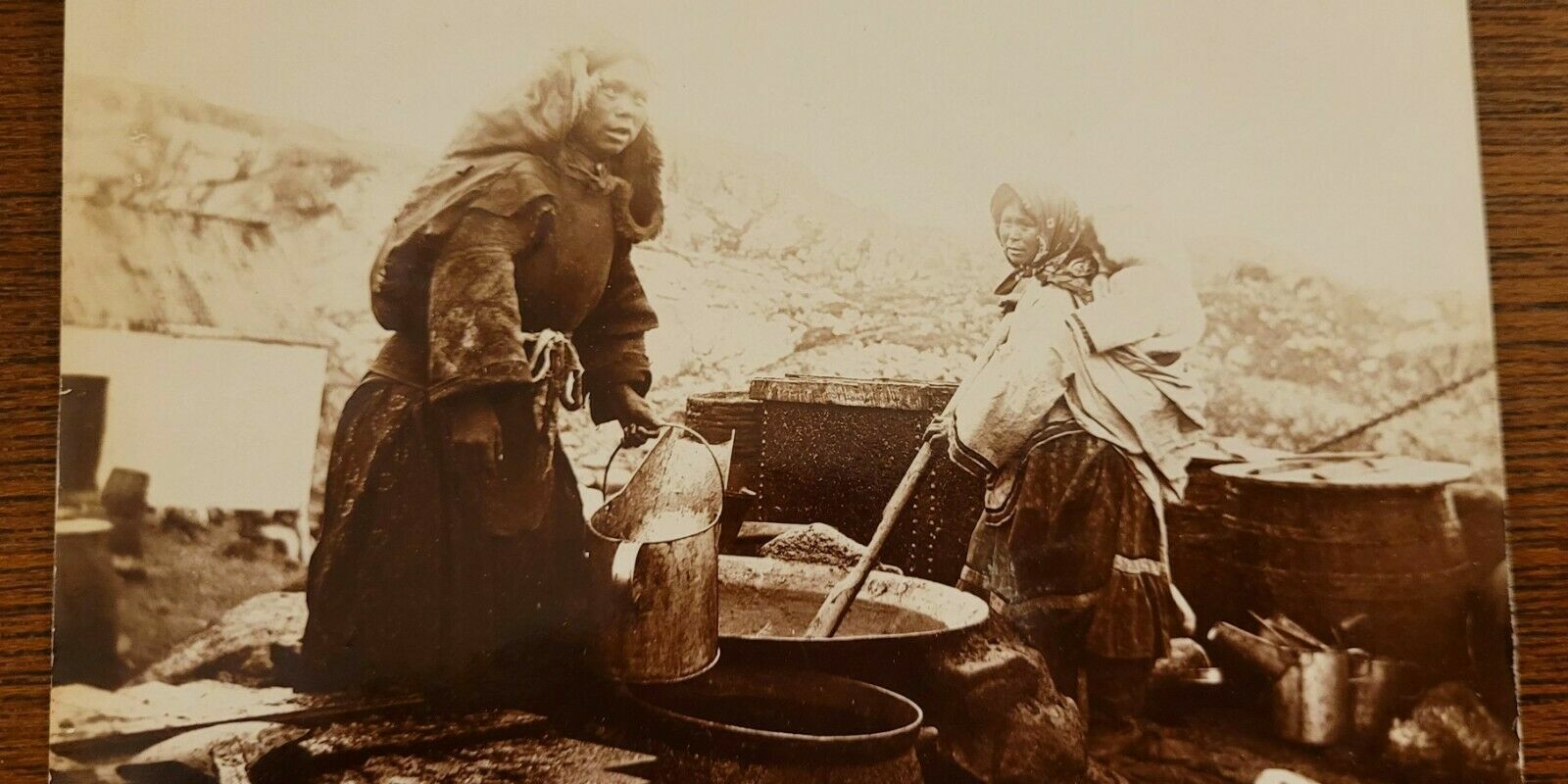 ESKIMO EARLY 20TH CENTURY VINTAGE ORIGINAL PHOTO  FANTASTIC COOKING CANDID