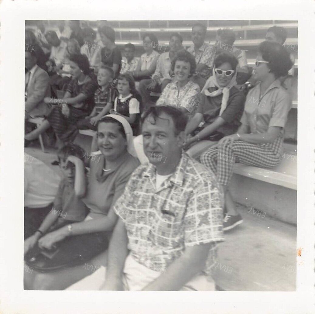 Old Photo Snapshot 1960s Man Woman Boy Family People Watching #6 Z25