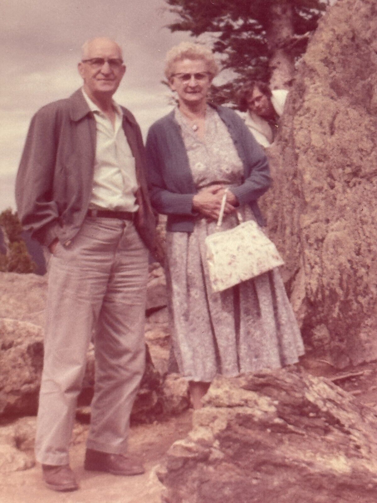 2G Photograph Cute Old Couple Man Woman Head Sticks Out From Rock 1959 Colorado