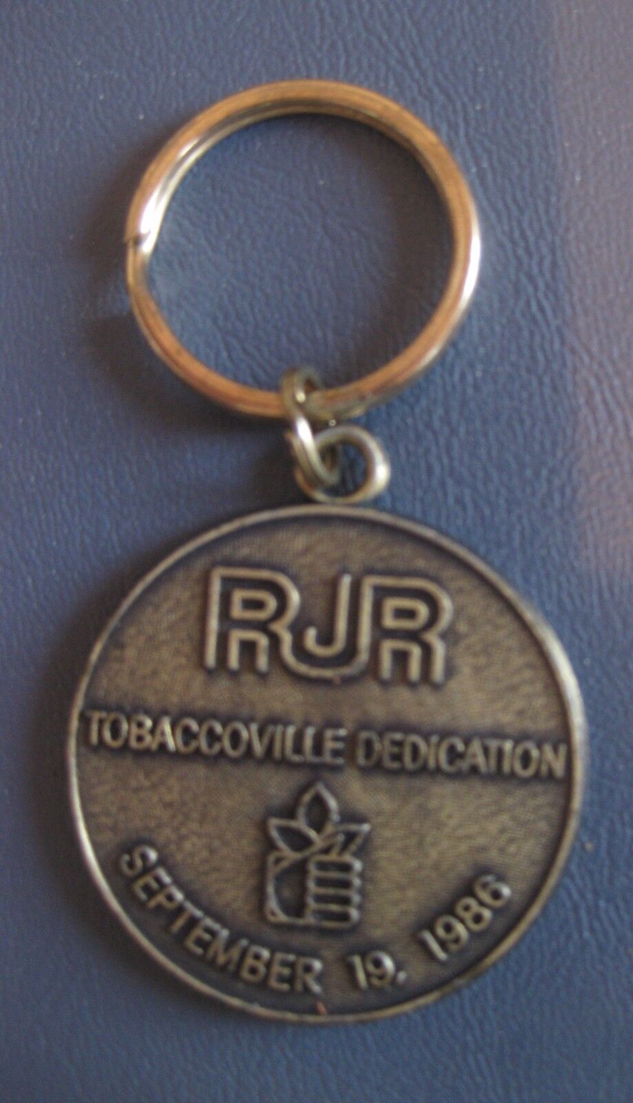 R.J. REYNOLDS TOBACCOVILLE DEDICATION KEYCHAIN SEPTEMBER 19, 1986 NEW IN PACKAGE
