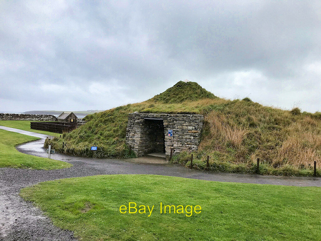 Photo 6x4 Skara Brae Replica Neolithic Dwelling A replica dwelling has be c2021