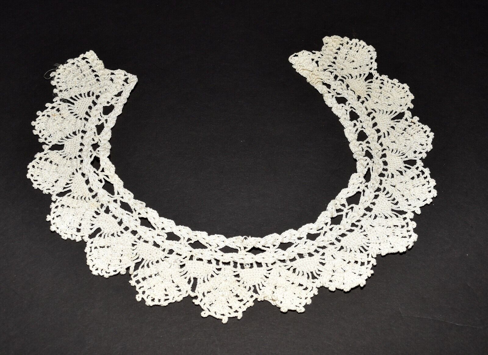Antique Vintage Creamy White Fan Design  Scalloped Edge Crocheted Collar 