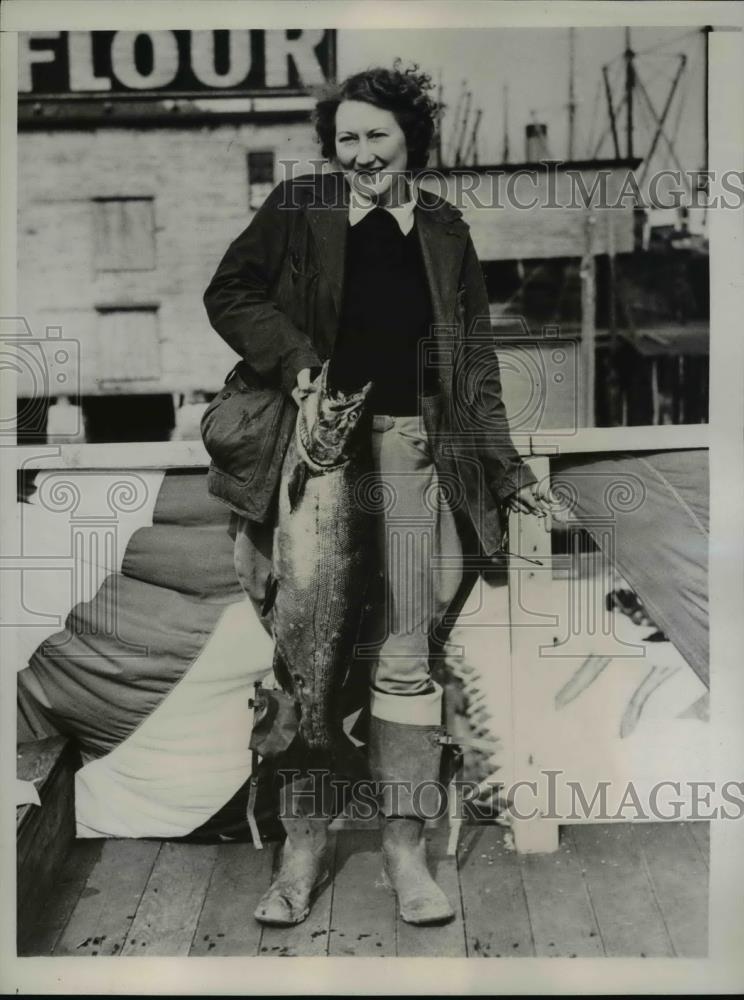 1938 Press Photo Louise Boatsman Holding Catch at Puget Sound Salmon Derby