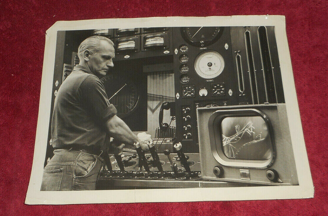 1963 Pratt & Whitney Press Photo Man At Control Panel With Television Screen