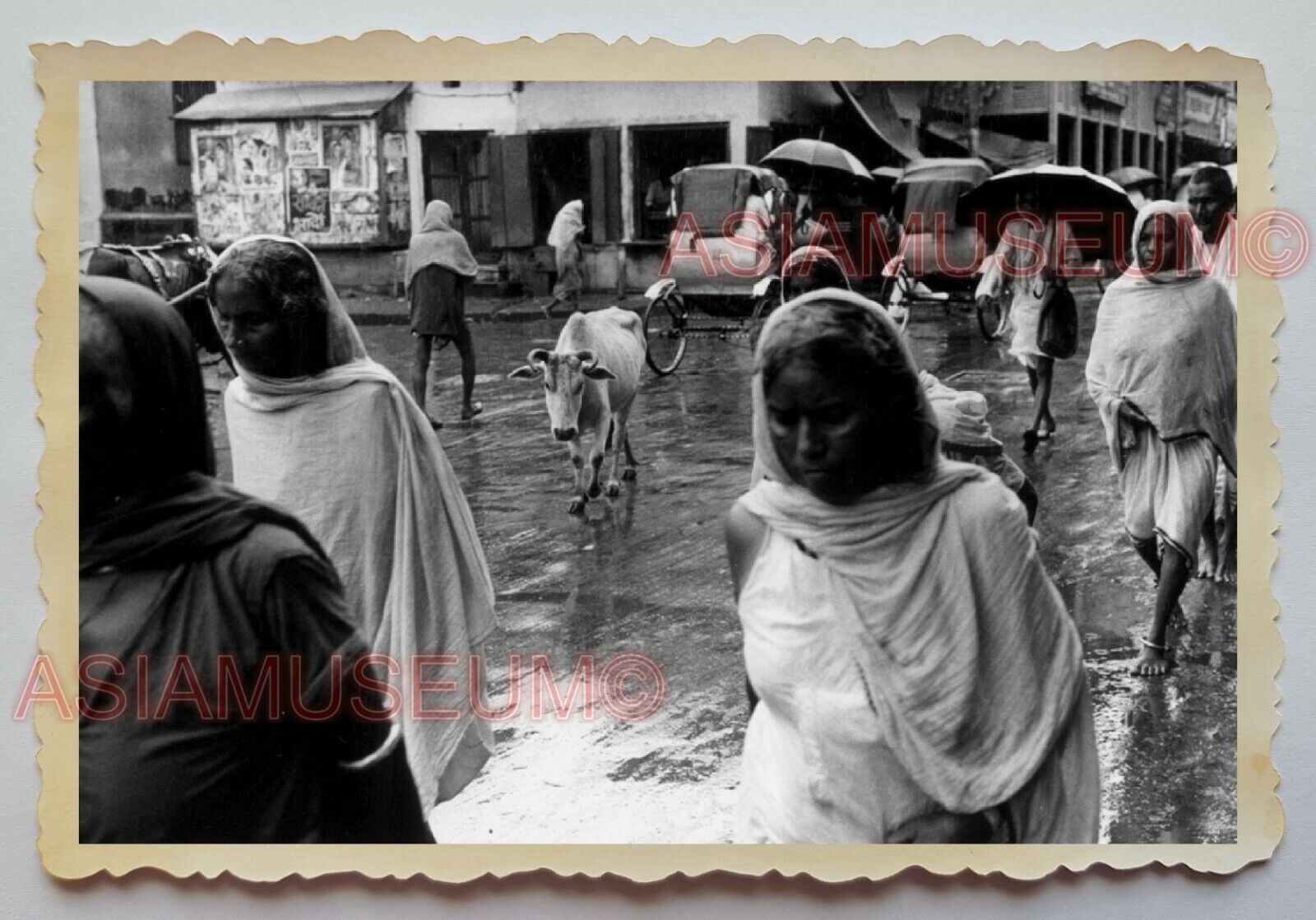 1940s KOLKATA GANGES RIVER TEMPLE STREET SCENE WOMEN Vintage INDIA Photo #1130