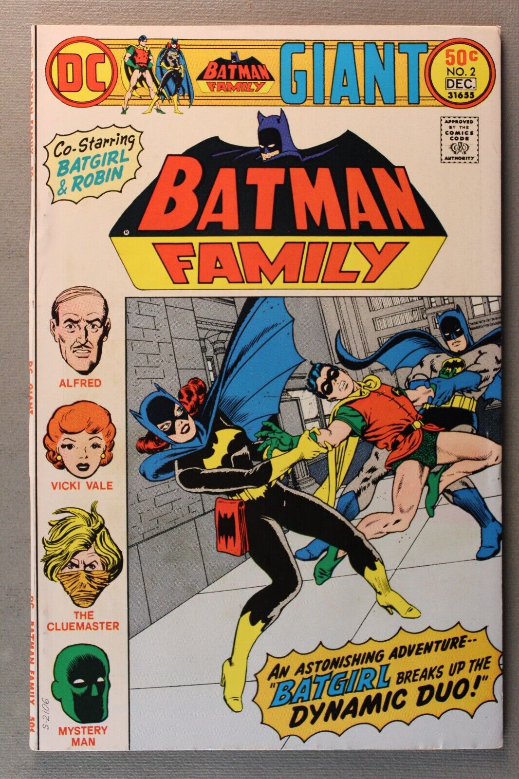 Batman Family GIANT #2 *1975*  Co-Starring Batgirl & Robin 