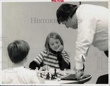 1986 Press Photo Allison Fairley at Chess Game with Peter Tripolitsiotis picture