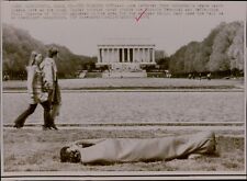 LG856 1971 Wire Photo THE MORNING AFTER Peace March Washington Lincoln Memorial picture