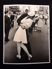 VJ Day in TIME SQUARE Navy Sailor Nurse KISS ~ 8 x 10 Photo New York ~  1945 picture