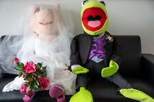 Life size Miss Piggy and Kermit the frog from The Muppet - Jim Henson - extre picture