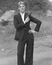 David Bowie The Man Who Fell to Earth 1976 alien in suit holding gun 8x10 Photo picture