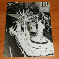 1961 Press Photo Miami Orange Bowl Parade Patriotic Women US Savings Bonds Float picture