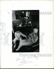 1991 Press Photo Charlotte Charlie King take care of Kay who has Alzheimer's picture