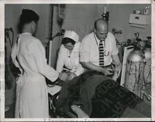 1936 Press Photo Methylene Blue treatment to a Cyanide victim in San Francisco picture