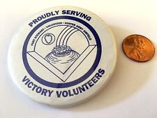 PROUDLY SERVING VICTORY VOLUNTEERS PIN PINBACK FORT STEWART HUNTER ARMY AIRFIELD picture