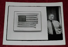 1992 Press Photo Dan McConnell With Seattle Sailor Mark Schrader's American Flag picture