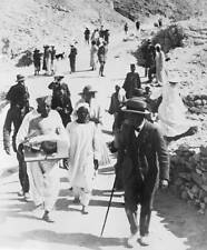 Egyptologist Howard Carter watches as porters carry a carved st- 1923 Old Photo picture