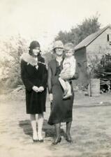 H282 Vtg Photo CLOCHE HATS, 1920's FAMILY POSE, BARREL, Kansas City MO picture