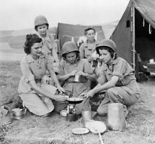 WW2 WWII Photo World War Two / US Army Nurses in the Field Chow Time picture