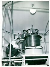 The electron spectrometer. - Vintage Photograph 2478651 picture