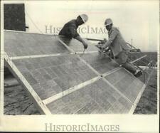 1982 Press Photo Wisconsin Electric Power Co. workmen installing solar cells picture