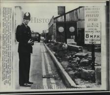 1968 Press Photo British Bobby blocks entrance to London's Brixton Prison picture