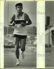 1987 Press Photo Liver transplant recipient Leonard Gaona running on I 10, Texas picture