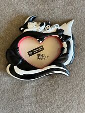 Warner Bros. Pepe Le Pew & Penelope Skunk love heart Photo Picture Frame 1998 picture