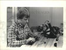 1984 Press Photo Edward Smith assembles Bionic Ear, a flashlight-size microphone picture